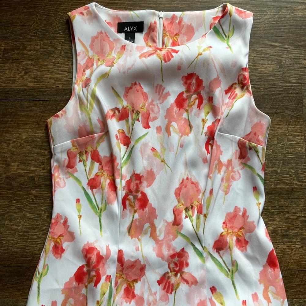 Floral Dress - Knee Length - Form Fitting - Picture 2 of 5
